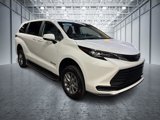 Used 2025 Toyota Sienna LE image 3