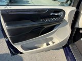 Used 2016 Chrysler Town & Country Touring image 4