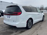 Used 2022 Chrysler Pacifica Touring-L w/ Uconnect Theater Family Group image 5