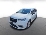 Used 2024 Chrysler Pacifica Touring-L image 2