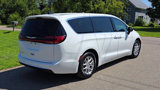 Used 2025 Chrysler Pacifica Select image 5