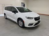 New 2025 Chrysler Pacifica Select image 2