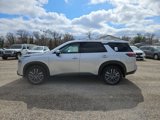 New 2025 Nissan Pathfinder SL w/ SL Premium Package image 2