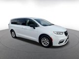 Used 2024 Chrysler Pacifica Touring-L image 2
