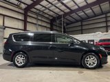 Used 2022 Chrysler Pacifica Touring-L image 4