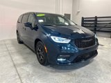 Used 2022 Chrysler Pacifica Limited w/ Uconnect Theater Family Group image 4