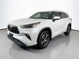 Used 2022 Toyota Highlander XLE image 2