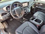 New 2025 Chrysler Pacifica Select image 5
