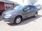 Used 2017 Chrysler Pacifica Touring image 3