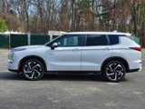 Used 2023 Mitsubishi Outlander SE image 2