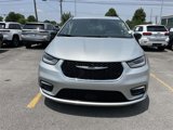 Used 2024 Chrysler Pacifica Touring-L image 2
