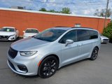 Used 2022 Chrysler Pacifica Limited w/ Uconnect Theater Family Group image 5