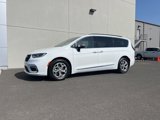 Used 2023 Chrysler Pacifica Limited image 3