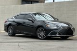 Used 2025 Lexus ES 300h w/ Premium Package image 2