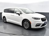 Used 2023 Chrysler Pacifica Touring-L image 3