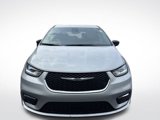 Used 2024 Chrysler Pacifica Touring-L image 2