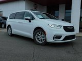 Used 2023 Chrysler Pacifica Touring-L image 2
