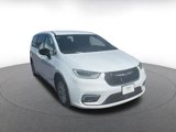 Used 2024 Chrysler Pacifica Touring-L image 3