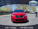 Used 2025 Chrysler Pacifica Select image 2
