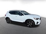 Used 2024 Volvo XC40 B5 Core image 2