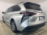 Used 2024 Toyota Sienna LE image 5