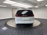 Used 2023 Chrysler Pacifica Touring-L image 4