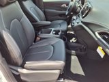 New 2025 Chrysler Pacifica Select image 3