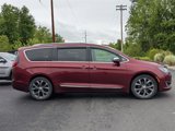 Used 2017 Chrysler Pacifica Limited image 3