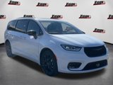 New 2024 Chrysler Pacifica Limited w/ Uconnect Theater Family Group image 6