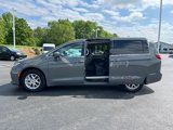 Used 2022 Chrysler Pacifica Touring-L image 5