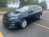 Used 2023 Chrysler Pacifica Touring-L image 3