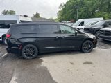 Used 2021 Chrysler Pacifica Limited w/ Uconnect Theater Family Group image 2