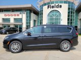 New 2022 Chrysler Pacifica Touring-L w/ Uconnect Theater Family Group image 2
