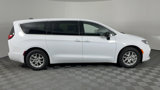 New 2025 Chrysler Pacifica Select image 3