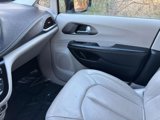 Used 2021 Chrysler Pacifica Touring-L image 3