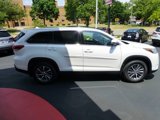 Used 2019 Toyota Highlander XLE image 3