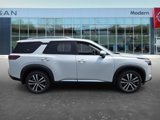 New 2025 Nissan Pathfinder Platinum image 4