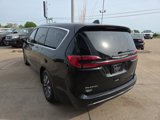 Used 2024 Chrysler Pacifica Select image 5