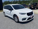 New 2025 Chrysler Pacifica Select image 2