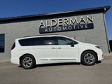 Used 2023 Chrysler Pacifica Limited image 2