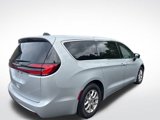 Used 2024 Chrysler Pacifica Touring-L image 4