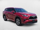 Used 2022 Toyota Highlander XLE image 3
