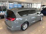 Used 2022 Chrysler Pacifica Touring-L image 6