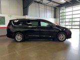 Used 2023 Chrysler Pacifica Touring-L image 4