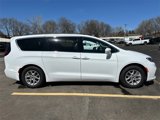 Used 2022 Chrysler Pacifica Touring-L image 5