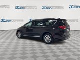 Used 2017 Chrysler Pacifica Touring-L image 6