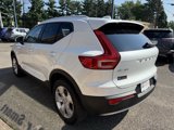 Used 2022 Volvo XC40 T5 Momentum image 5
