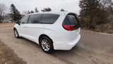 Used 2023 Chrysler Pacifica Touring-L image 3