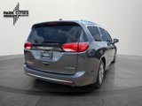 Used 2018 Chrysler Pacifica Limited image 3
