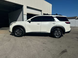 Used 2022 Nissan Pathfinder SV image 2